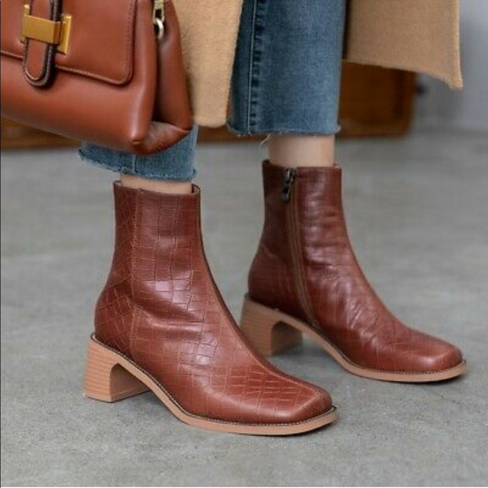 Brown Moc Croc boots 9 NWT